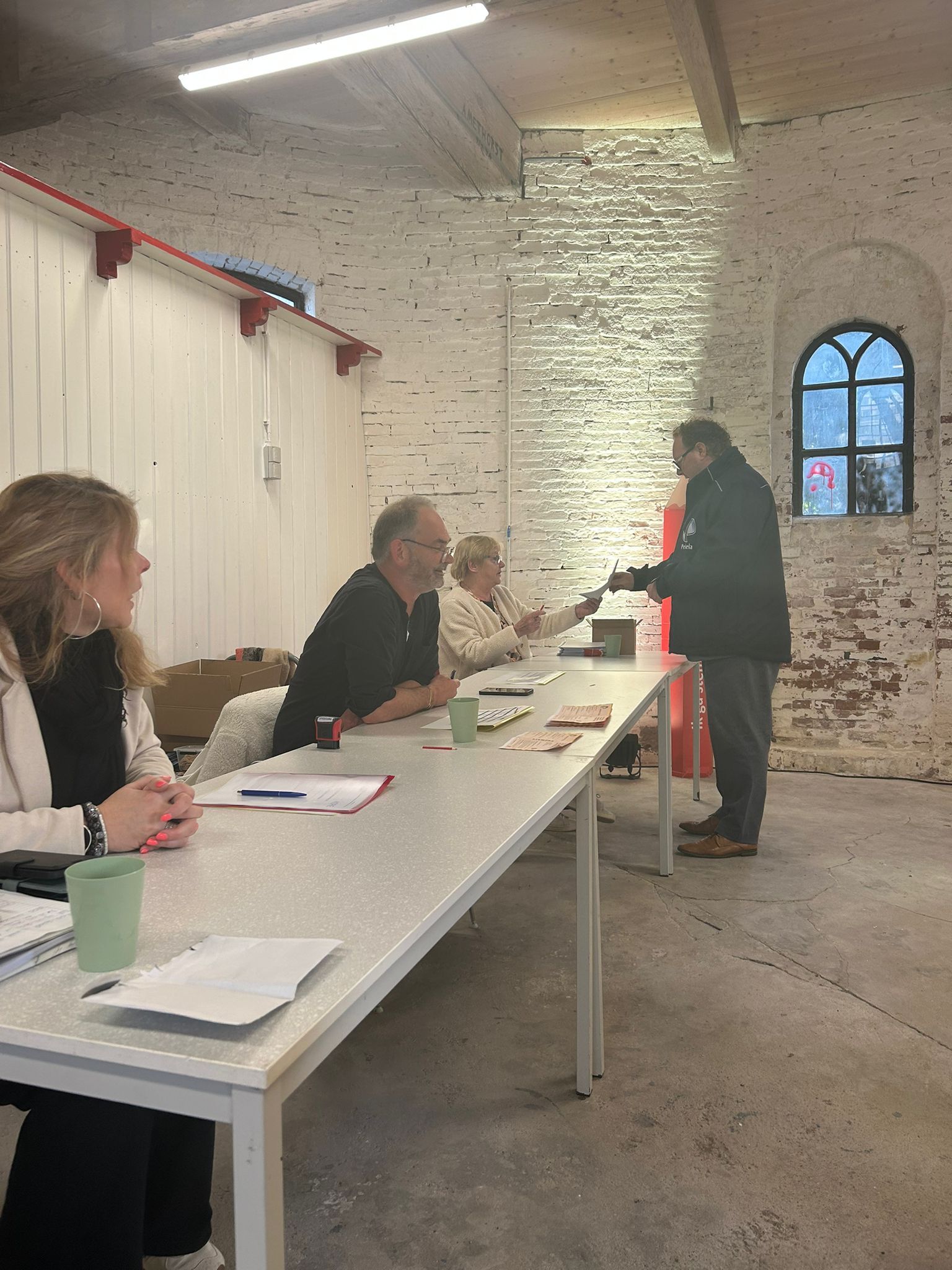 Jaap stemt in stembureau molen